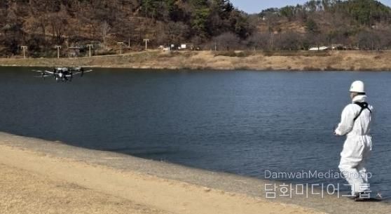 밀양시가 밀양강 일원에서 드론을 활용해 방역 작업을 실시하고 있다.