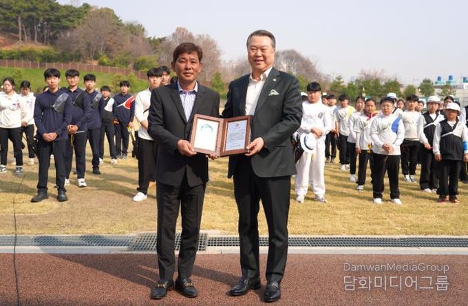 좌부터 김성은 광주은행 양궁 감독, 전갑수 광주광역시체육회장