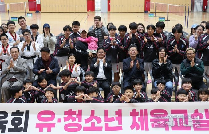 3월 28일 마포구민체육센터에서 열린 유·청소년 체육교실 통합 결단식에서 박강수 마포구청장이 참가 청소년 및 학부모들과 함께 기념촬영을 하고 있다.