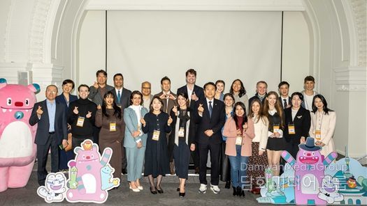 제1회 서울 명예시민 네트워킹 데이에 참석한 명예시민들과 김길영 도시계획균형위원회 위원장, 김수덕 글로벌도시정책관 다함께