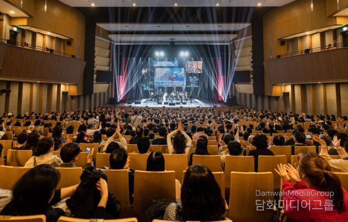 28일 용인포은아트홀에서 이상일 시장은 '그림과 스토리가 있는 음악회' 해설자로 참여했다
