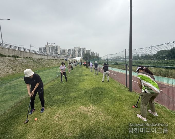 도봉구민들이 녹천교 파크골프장에서 강습을 받고 있다.