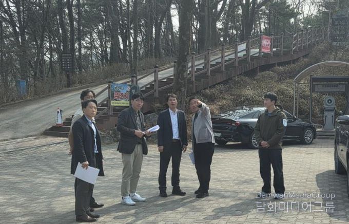 전상욱 부군수(왼쪽 네 번째)가 주요 관광시설을 답사하면서 강희선 관광진흥과장(오른쪽 두 번째)로부터 현황 설명을 듣고 있다.