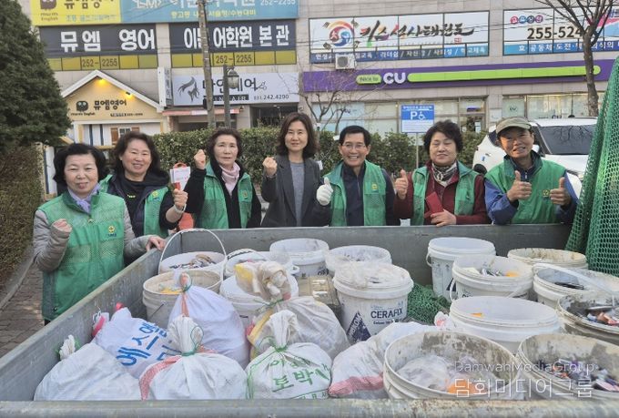 수원시 장안구 새마을지도자조원1동협의회, 자원순환 실천을 위한 ‘사랑의 폐건전지’ 전달