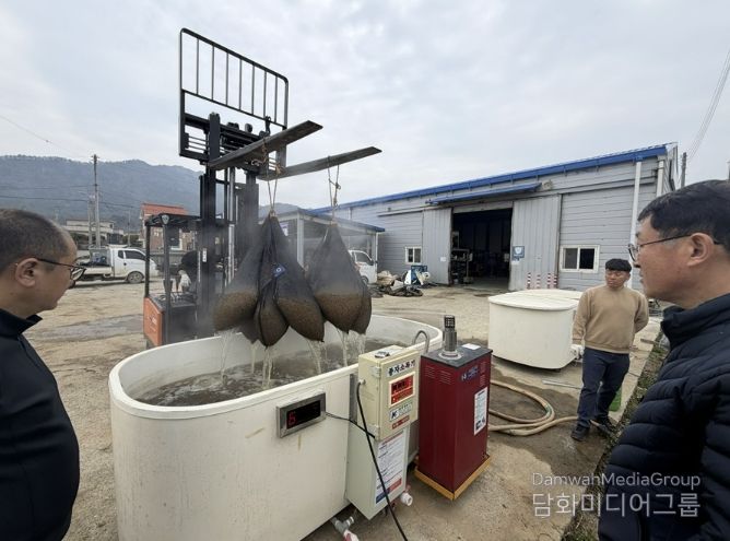 볍씨 종자 10kg 단위 10포대를 온탕소독기에 담가 소독하고 있다.