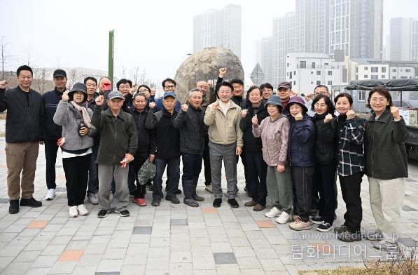 의정부시는 3월 28일 산곡동 독바위문화공원(산곡동 795번지)에서 자원봉사자들과 함께 수국 식재를 진행했다.