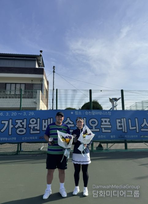 오른쪽 김재환, 왼쪽 권미정