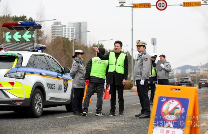 김정헌 중구청장이 지난 3월 1일 하늘대로 일원을 찾아 이륜차 소음 합동점검 현장을 살피고 있다