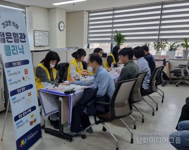 지난해 ‘젊은 혈관 클리닉’ 프로그램으로 사업장을 방문한 건강 전문가들이 직장인을 대상으로 혈압·혈당 등 건강 측정과 상담을 진행하고 있다.