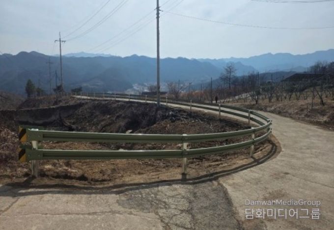 영덕군이 차량 안전사고 예방을 위해 산불 발생 지역에 철제 가드레일을 설치했다.