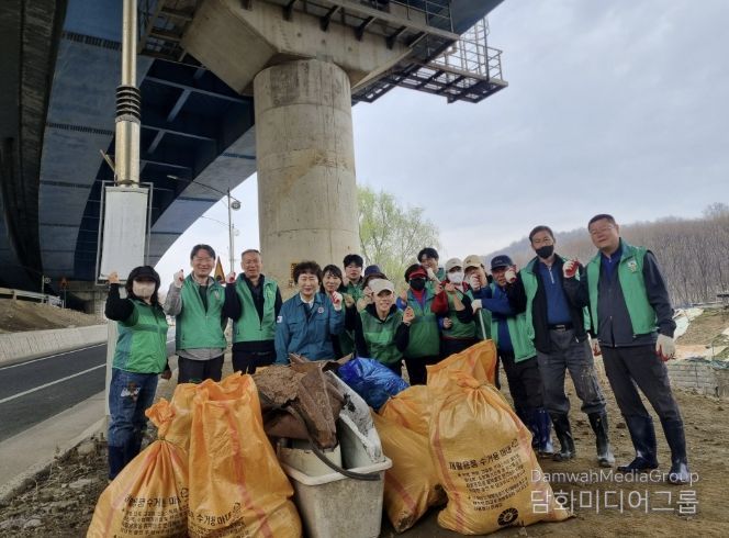 구리시 인창동 새마을협의회, 봄맞이 인창천 환경정화 실시