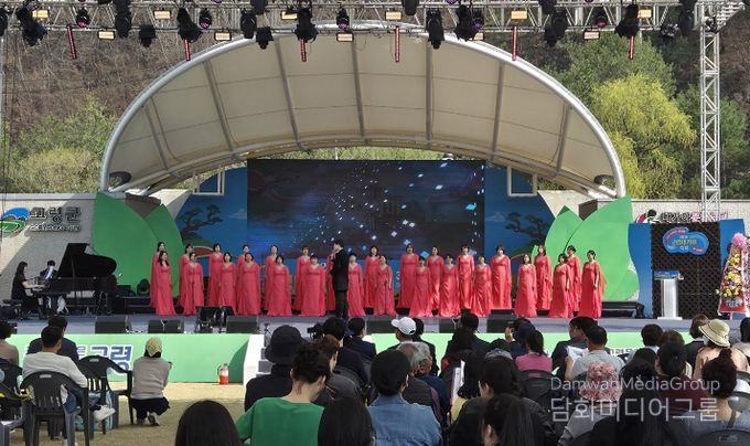 창녕군여성합창단이 가야문화권 합창페스티벌 무대에서 공연을 하고 있다.