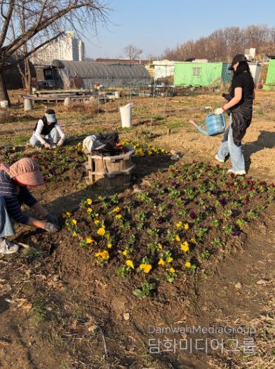 광명시 광명5동 청소년지도협의회는 지난 28일 다가오는 식목일을 기념해 위원들과 함께 봄꽃 심기 행사를 진행했다.