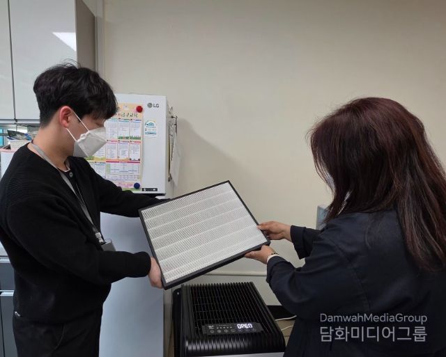 광주시교육청 안전총괄과 직원이 31일 금구초를 방문해 고농도 미세먼지 대응의 핵심인 공기정화장치 필터의 위생 상태 및 운영 현황을 직접 확인하고 있다. /광주시교육청 제공