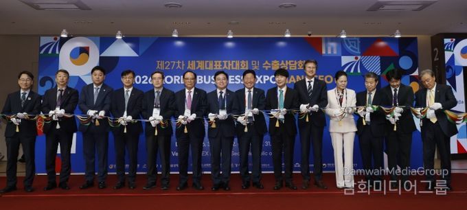 진교훈 서울 강서구청장(왼쪽 일곱 번째)이 31일(화) 코엑스 마곡에서 ‘한국 비즈니스 엑스포 강서’와 연계해 열린 ‘전시·수출 상담회’ 개막식에 참석해 내빈들과 테이프 커팅을 하고 있다.