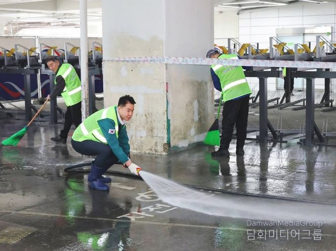 오언석 도봉구청장이 직원들과 함께 창동역 고가하부를 물청소하고 있다