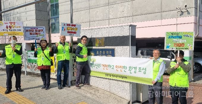 도봉구 쌍문1동 청소년지도위원들이 학교폭력예방 캠페인을 벌이고 있다