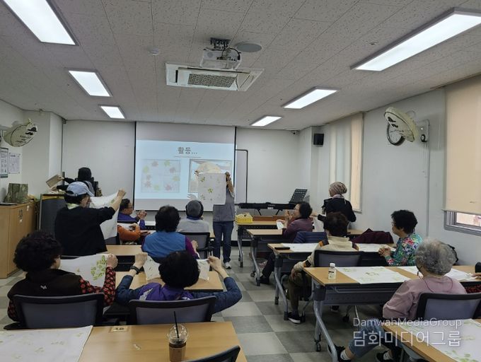 지난해 3월 황송 노인종합복지관에서 탄소중립 교육 중 하나로 봄 식물로 손수건 만들기 활동 진행 중이다.