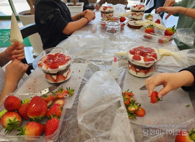 스마트팜에서 딴 딸기, 내 손으로 케이크까지… 홍천 어린이 체험‘눈길’