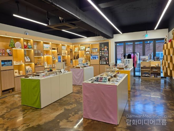 경주시 청년감성상점 내부 전경. 지역 청년 예술가들이 제작한 창작 굿즈와 경주 로컬 콘텐츠가 전시돼 있다