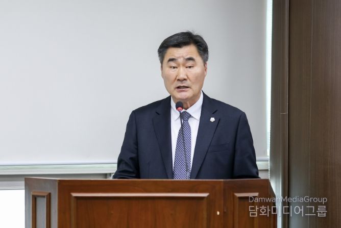 안산시의회 유재수 의원이 지난달 24일 제1상임위원실에서 열린 제302회 임시회 문화복지위원회에서 자신이 대표 발의한 ‘안산시 성인 문자해득교육 지원에 관한 조례 전부개정조례안’에 대해 설명하고 있다.