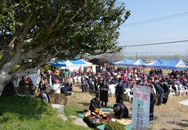 제2회 왕곡면 금사정 동백축제에서 동백장생기원제를 올리고 있다.