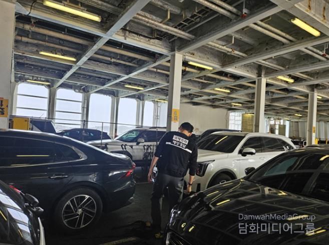 여객선 내 적재된 차량을 점검 중인 완도해경의 모습(배포사진)