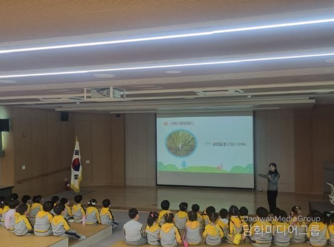 파랑새유치원 원아들이 지난 3월 26일 들꽃학습원에서 '식물 생태 교육' 체험활동을 하고있다