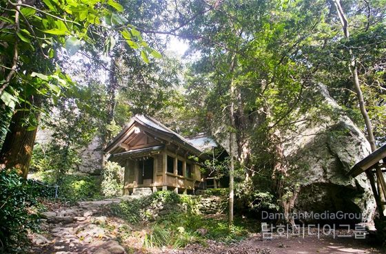 오키노시마 섬안의 신사(오키츠미야 본전)'