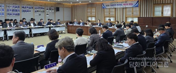 영천시 전 부서장들이 시청 대회의실에서 열린 맞춤형 청렴시책 이행계획 보고회에 참여하고 있다.