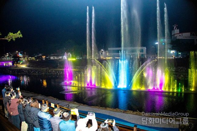충북 괴산군 동진천 음악분수가 1일 첫 개장한 가운데 주민들이 분수 공연을 관람하고 사진을 찍으며 시간을 보내고 있다.