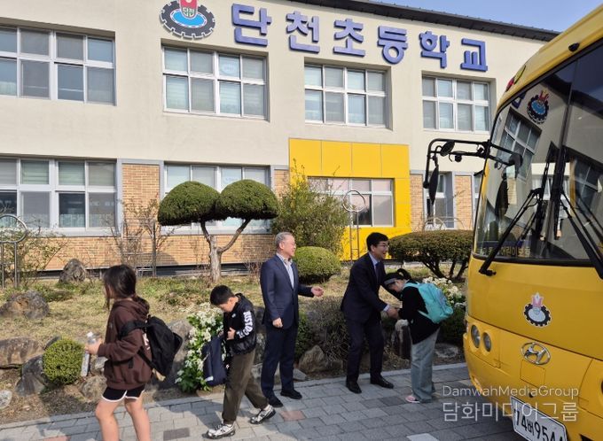 윤건영 충북교육감, 단양 한국호텔관광고·단천초 방문