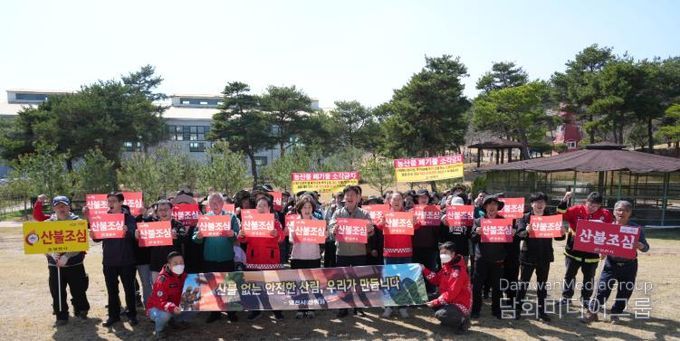 영천시 직원들이 식목일을 맞아 운주산 승마조련센터 일원에서 이팝나무와 철쭉을 심고 있다.