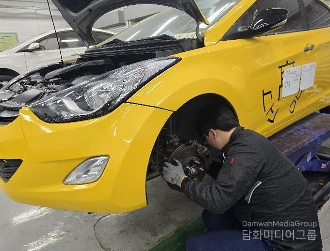 1. 순천공업고 학생이 자동차정비 직종 훈련을 하고 있다.