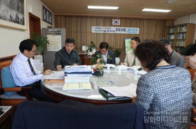 진안군 비상경제 TF가동 민생안정 총력(회의 사진).