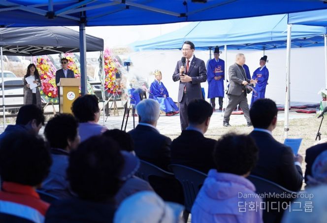 제36회 검은여 제례 진행하는 사진