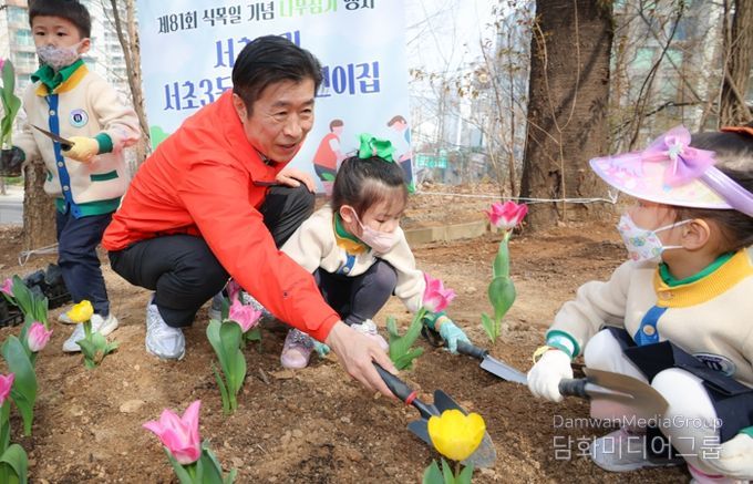 식목일을 기념해 우면산 무장애숲길에서 꽃을 심고 있는 전성수 서초구청장
