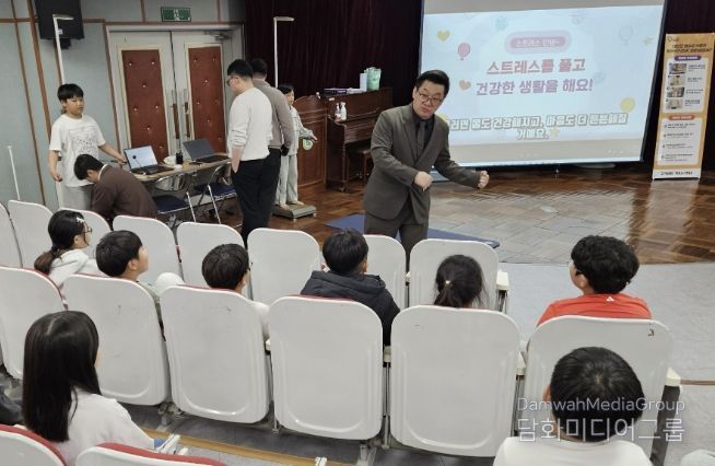 지난 3일 신체측정에 참가한 청소년 모습