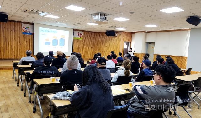 지난 3일, 의료원에서 청양군 지역자활센터 직원을 대상으로 생명지키이 양성교육을 진행하고 있다.