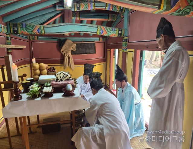 지난 3일, 유의각에서 박신용 장군 추모 제향을 진행하고 있다.