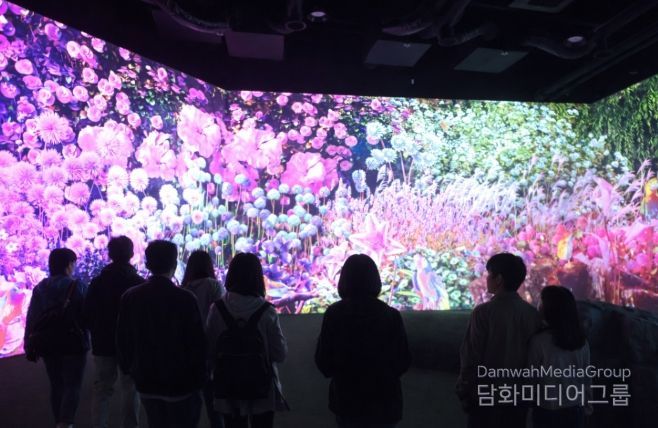 경주 동궁원 내 복합문화정원 ‘라원’ 전시관에서 관람객들이 AI 미디어아트로 구현된 ‘빛의 갤러리’를 감상하고 있다.