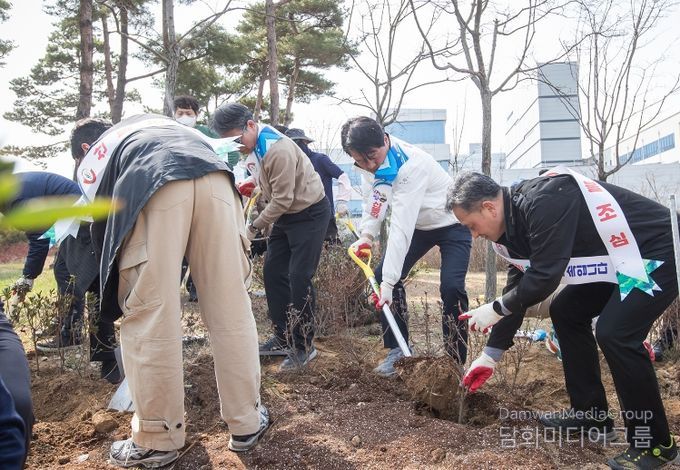 인천 서구, 식목일 기념 나무 심기 및 산불 예방 캠페인 전개... 나무 심고 산림 지키고