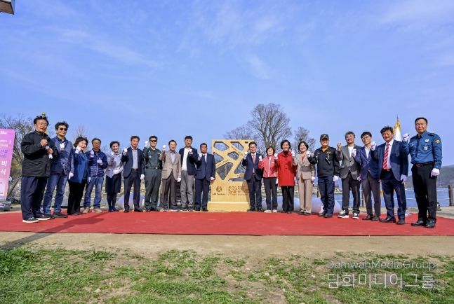 기념비 단체사진