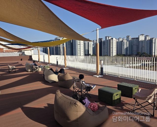 충남도서관, 하늘정원에 캠핑 의자·빈백 등 설치