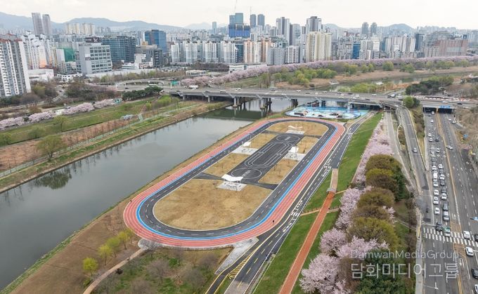 새롭게 조성된 목동교 하부 ‘육상·인라인 복합 트랙’ 전경