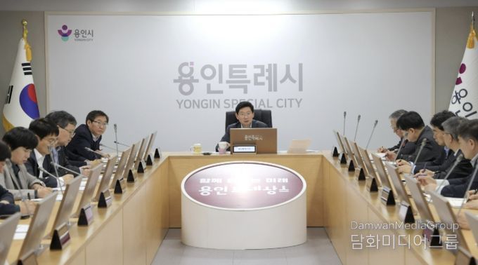 이상일 용인특례시장이 6일 시청 영상회의실에서 열린 간부공무원 회의에서 중동전쟁 장기화에 따른 위기 극복 방안을 논의하고 있다