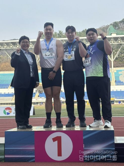 김동혁 선수(왼쪽에서 세번째)