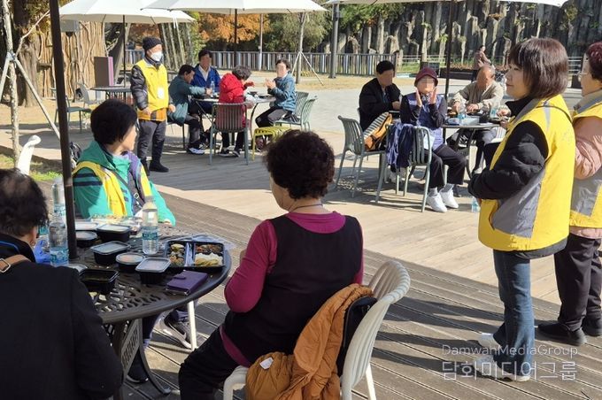 지난해 난곡동 홀몸어르신과 함께 부천자연생태공원에 방문한 모습