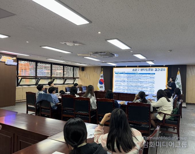 송파구 아동·청소년참여위원회 ‘푸른솔’ 위원들이 정책토론회(왼쪽)와 청소년의회(오른쪽) 활동에 참여하고 있다.
