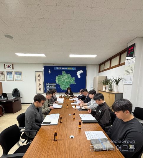 이수현 부군수가 6일 군청 집무실에서 2026년 상반기 지역균형발전사업 추진 상황 점검 회의를 주재하고 있다.